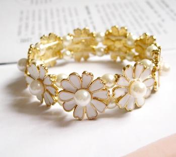 Bracelet Vintage White Daisy with Pearl Center.jpg