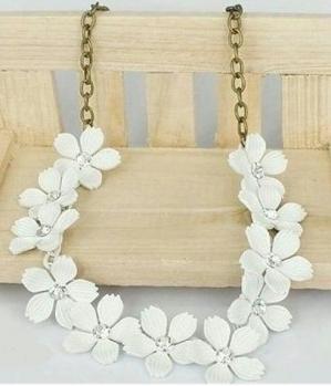 Necklace FlowerWhiteRhinstoneCenterAntiqueBrassChainShort.jpg